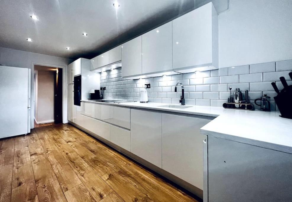 Villa Entire Modern House In Tamworth - 2 Double Beds + Free Parking Exterior foto