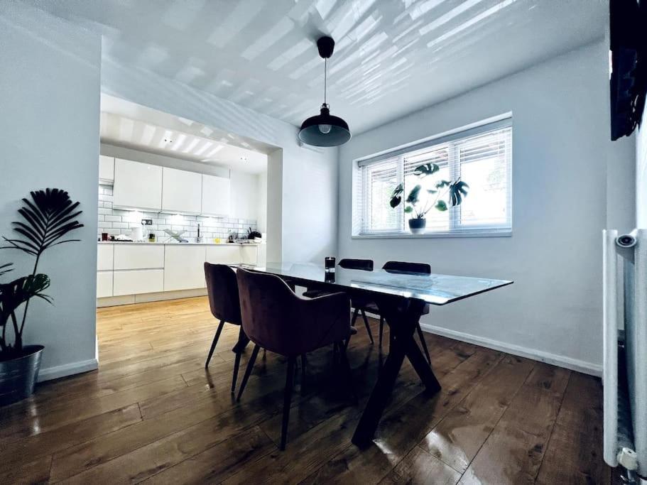 Villa Entire Modern House In Tamworth - 2 Double Beds + Free Parking Exterior foto